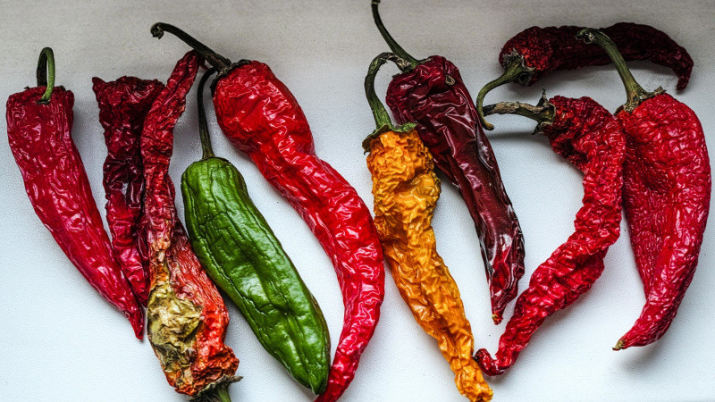 How to dry hot peppers at home: the best harvesting methods and recommendations for storing the product