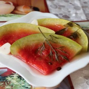 Simple and quick recipes for fermented watermelons