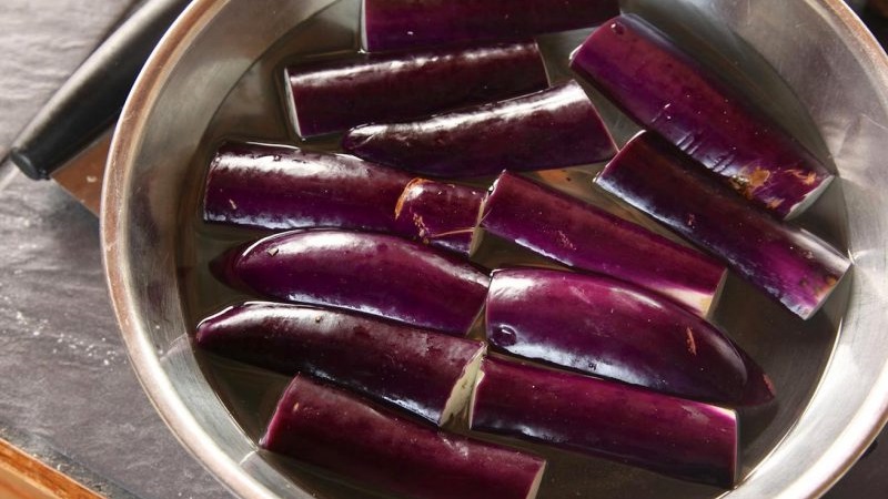 What to do to prevent the eggplant from being bitter and is it possible to eat bitter fruits