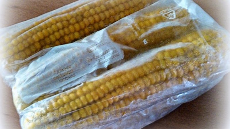 Where and how to store corn on the cob at home: optimal conditions and shelf life