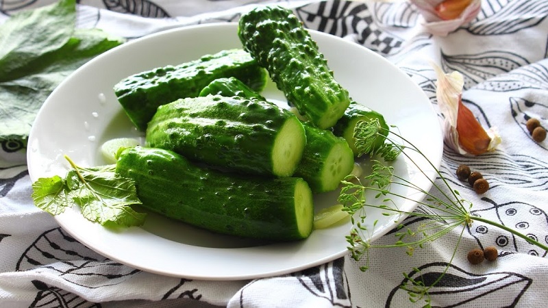 How to quickly and tasty cook lightly salted cucumbers