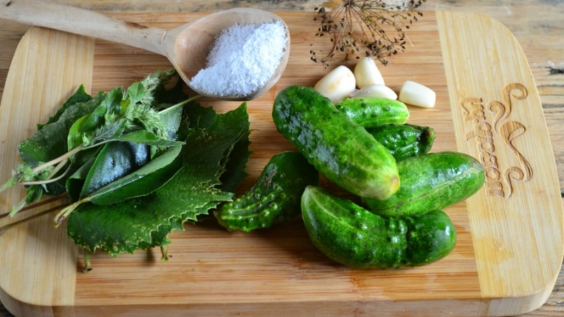 How to quickly and tasty cook lightly salted cucumbers