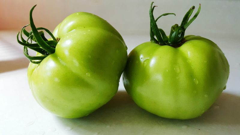 How to store tomatoes so that they turn red: accelerate ripening and keep the vegetable fresh for a long time