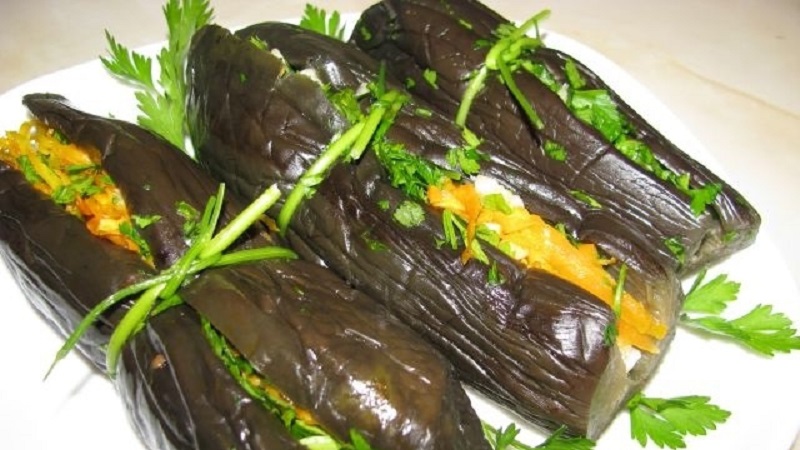 How to cook pickled eggplant stuffed with carrots and garlic