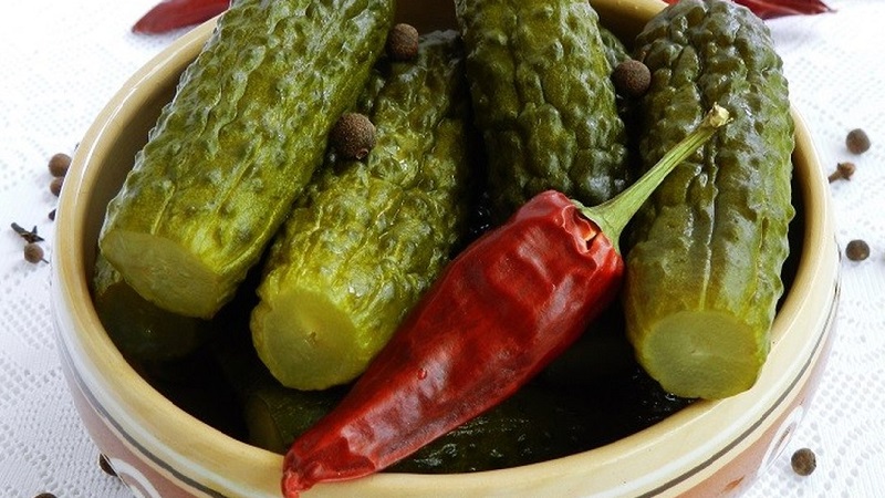 The best recipes for crispy pickled cucumbers with hot peppers for the winter