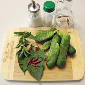 The best recipes for crispy pickled cucumbers with hot peppers for the winter