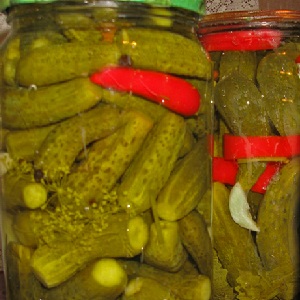 The best recipes for crispy pickled cucumbers with hot peppers for the winter