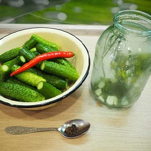 The best recipes for crispy pickled cucumbers with hot peppers for the winter