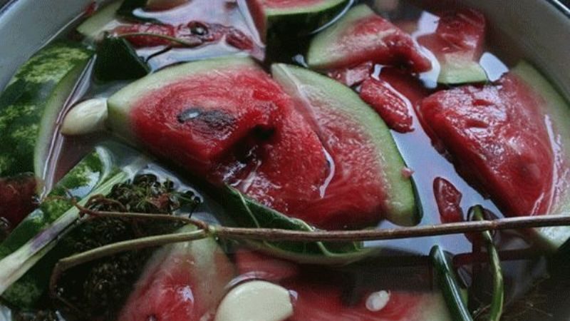 How to salt watermelons in a saucepan in slices quickly, simply and tasty