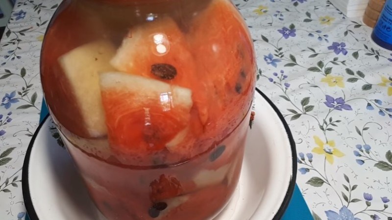 How to salt watermelons in a saucepan in slices quickly, simply and tasty