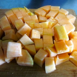 How much cut melon is stored in the refrigerator and how to keep it fresh longer