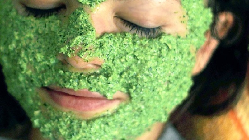 How parsley helps against puffiness under the eyes and how can it be used