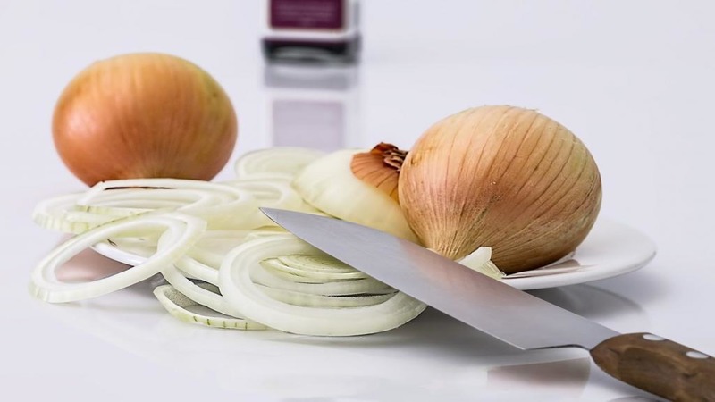 Onion hair masks for hair loss treatment