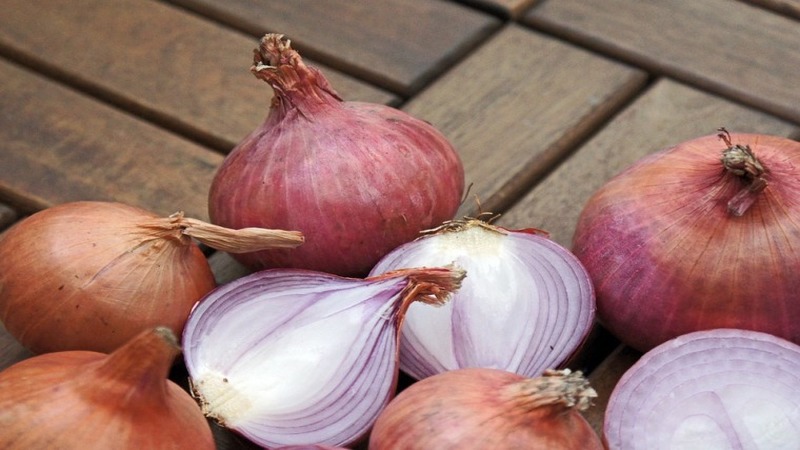 Onion hair masks for hair loss treatment