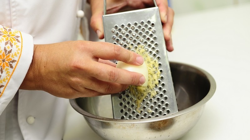 The best ways to juice onions without shedding tears