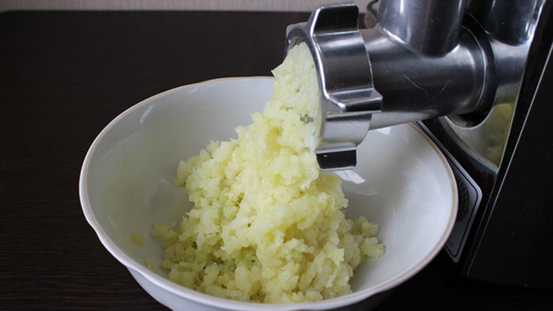 The best ways to juice onions without shedding tears