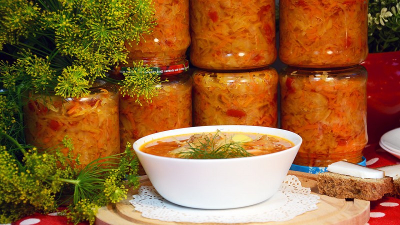 Cooking a dressing for carrot soup for the winter