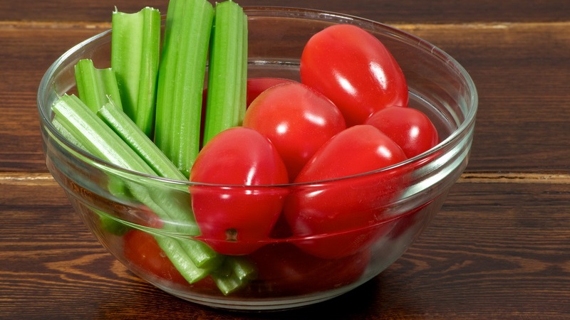 Amazing-tasting recipes for tomatoes with celery for the winter
