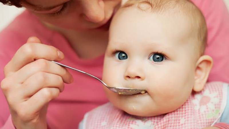 Is it possible to give onions to a small child and at what age