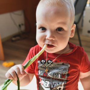 Is it possible to give onions to a small child and at what age
