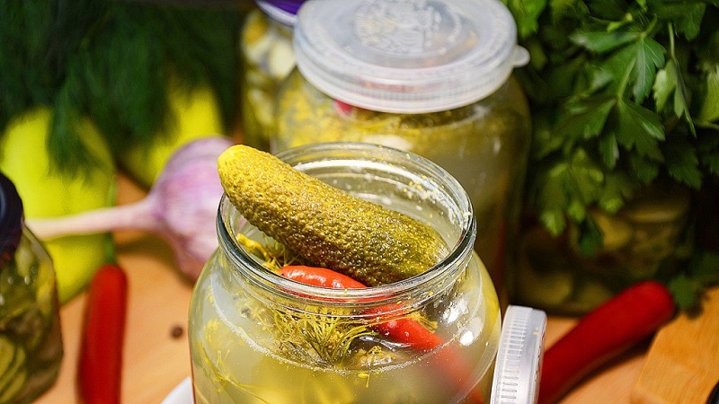 The best recipes for pickling cucumbers in a cold way for storage in an apartment in winter