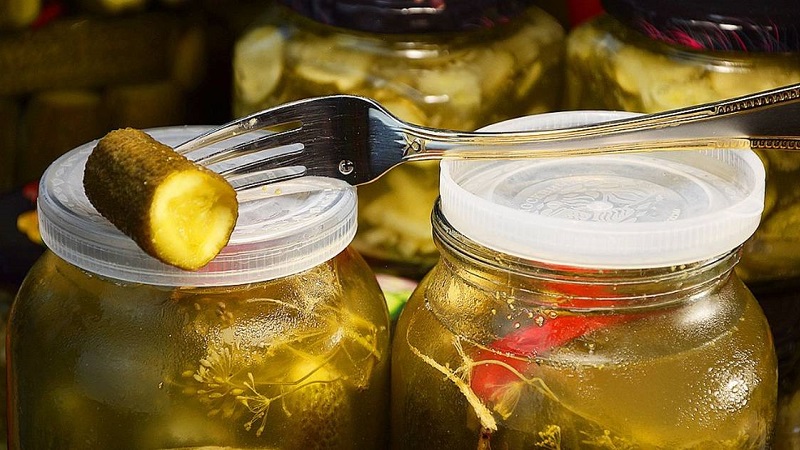 The best recipes for pickling cucumbers in a cold way for storage in an apartment in winter