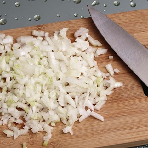 What to do with peeled onions: how to keep them longer