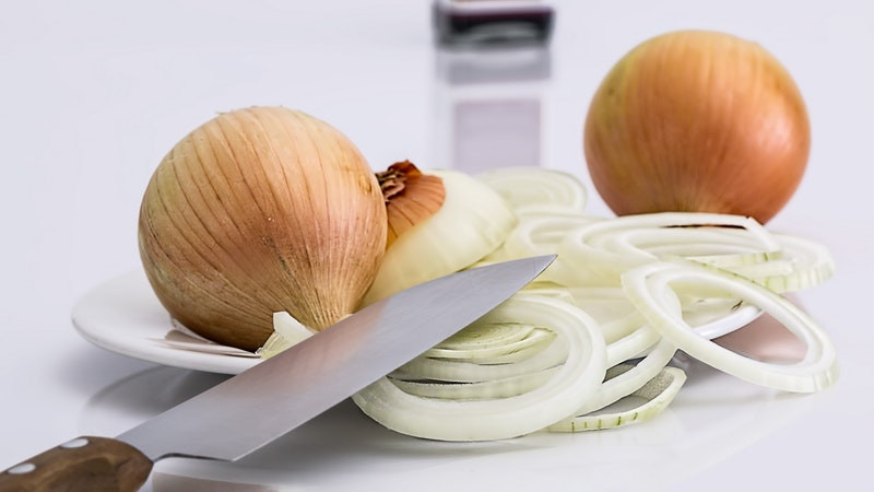 How to eat onions correctly: daily consumption rates, benefits and harms, contraindications