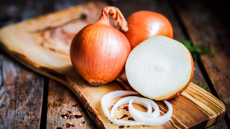 How to eat onions correctly: daily consumption rates, benefits and harms, contraindications
