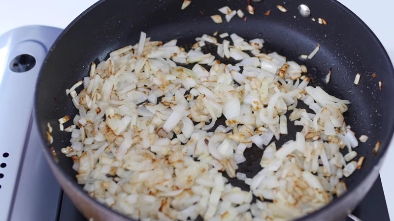 How to fry onions properly: the best ways and delicious recipes