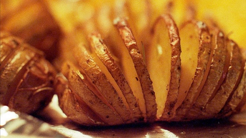 How is potato allergy manifested in children and adults