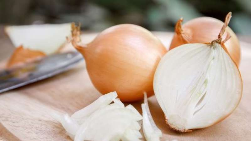 Simple and effective folk methods of onion treatment for various diseases