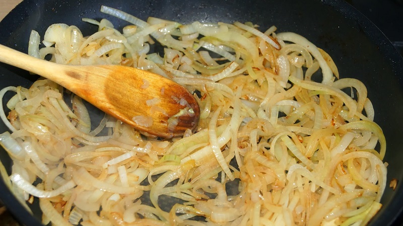 Useful properties of stewed onions for the body and the most delicious recipes