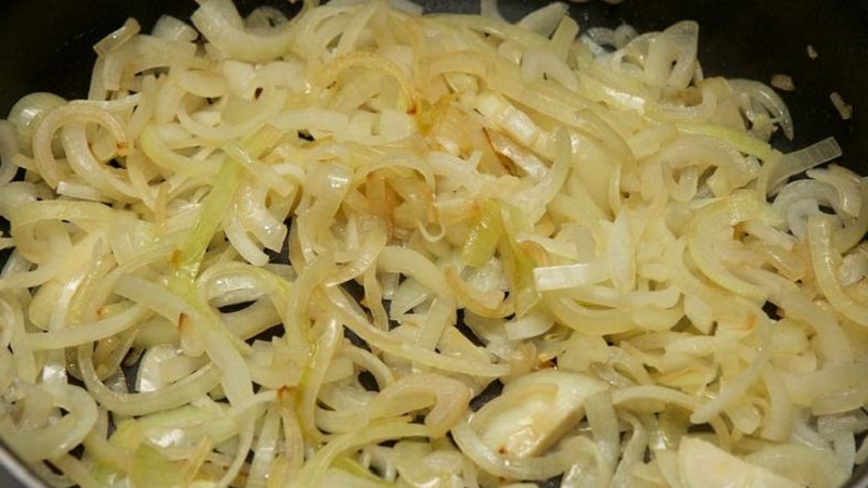 Useful properties of stewed onions for the body and the most delicious recipes