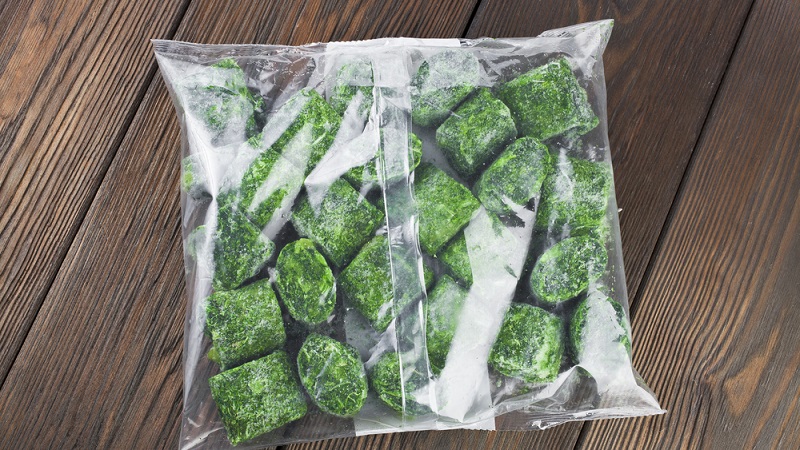 Is it possible to store parsley in the freezer: how to freeze it correctly for the winter
