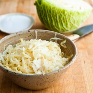 Cooking time for a delicious snack: how much cabbage ferments at room temperature and how to determine readiness