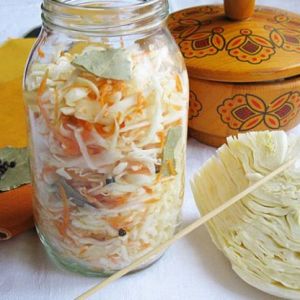 Cooking time for a delicious snack: how much cabbage ferments at room temperature and how to determine readiness