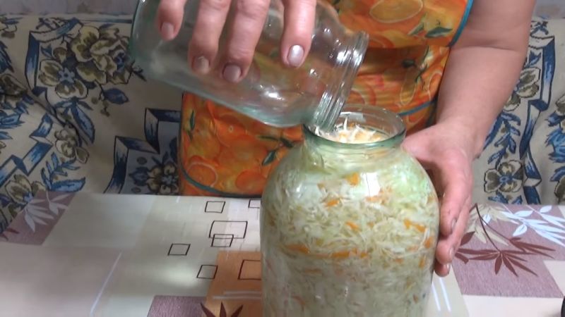 Cooking time for a delicious snack: how much cabbage ferments at room temperature and how to determine readiness