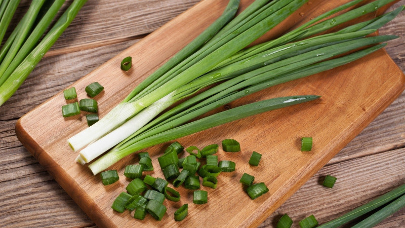 Step-by-step recommendations: how to dry green onions for the winter at home