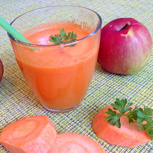 How to prepare juice from apples and carrots from a juicer for the winter