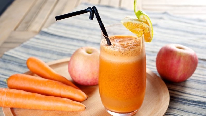 How to prepare juice from apples and carrots from a juicer for the winter