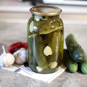 The best recipes for crispy pickled cucumbers in jars
