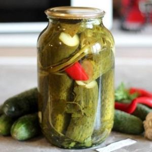 The best recipes for crispy pickled cucumbers in jars