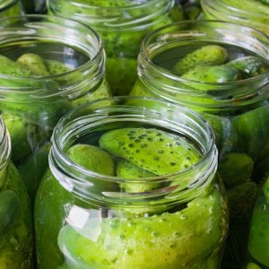 The best recipes for crispy pickled cucumbers in jars