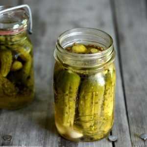 The best recipes for crispy pickled cucumbers in jars