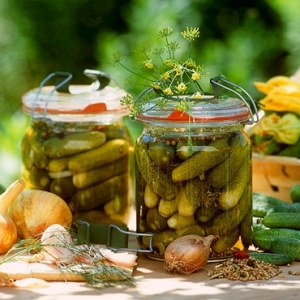 The best recipes for crispy pickled cucumbers in jars