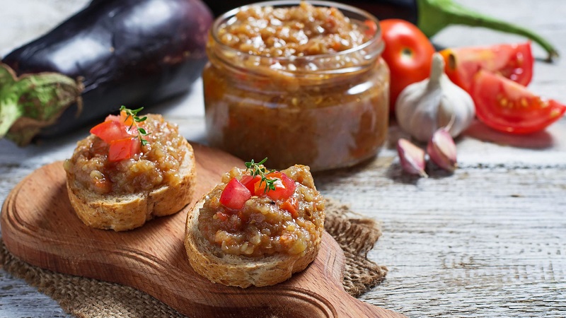 The best recipes for the winter without sterilization: eggplant caviar.