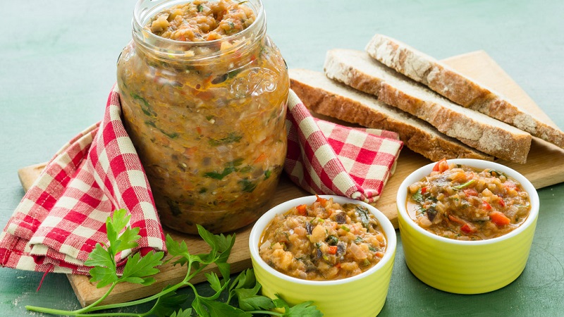 The best recipes for the winter without sterilization: eggplant caviar.