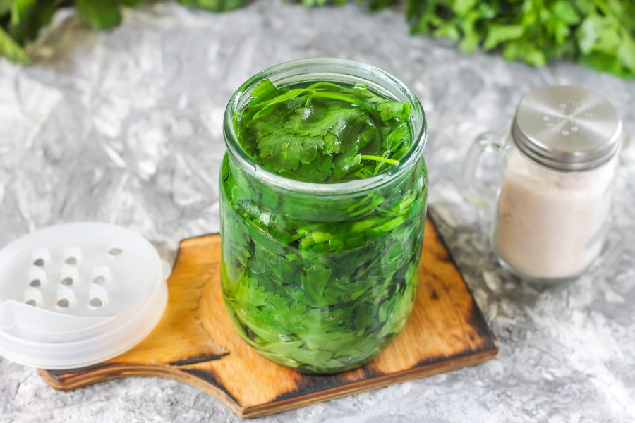 The best recipes for harvesting leaf celery for the winter