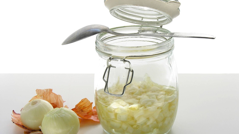 How to use onions to treat a runny nose and nasal congestion in adults